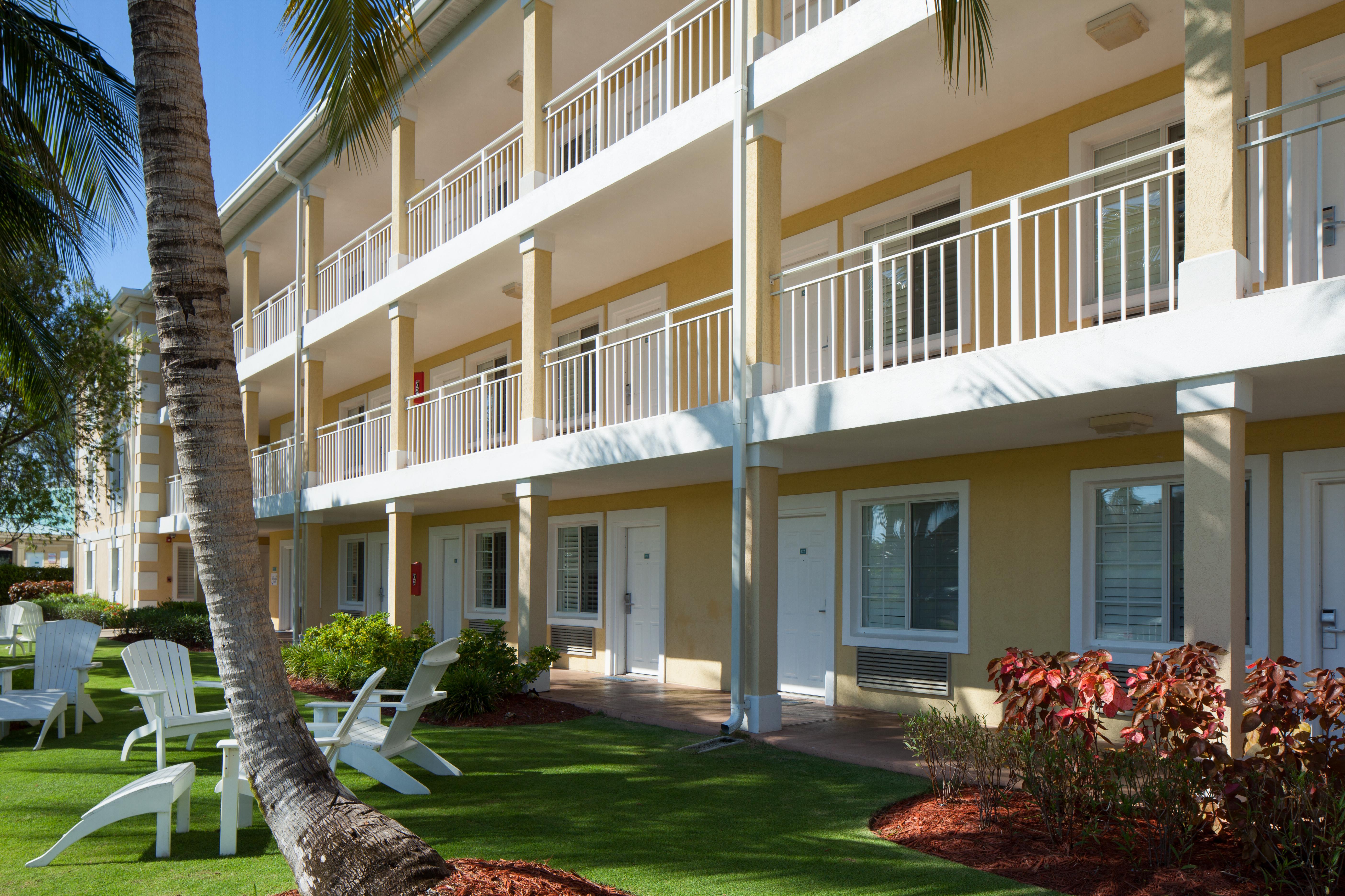 Sunshine Suites Resort West Bay Buitenkant foto