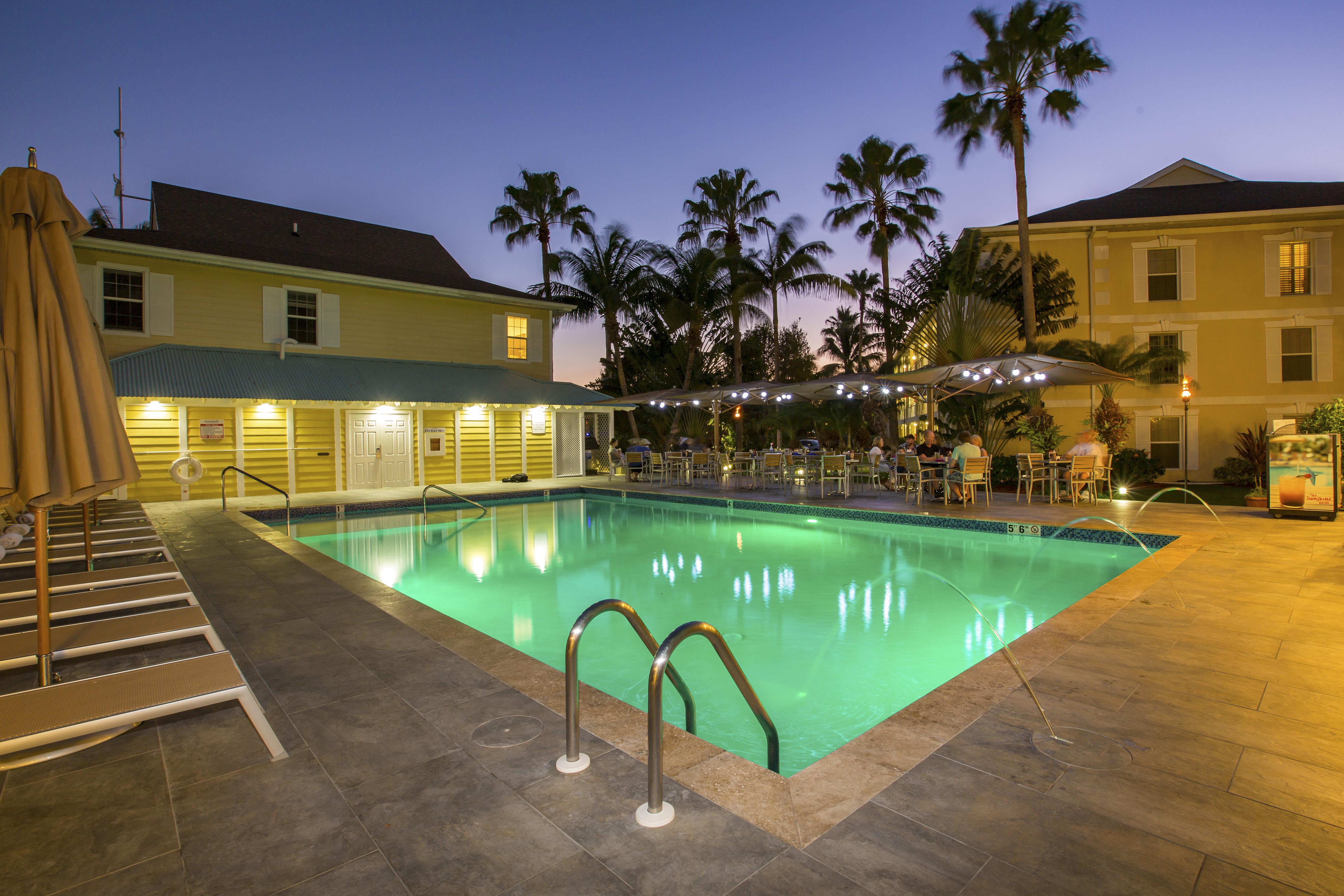 Sunshine Suites Resort West Bay Buitenkant foto