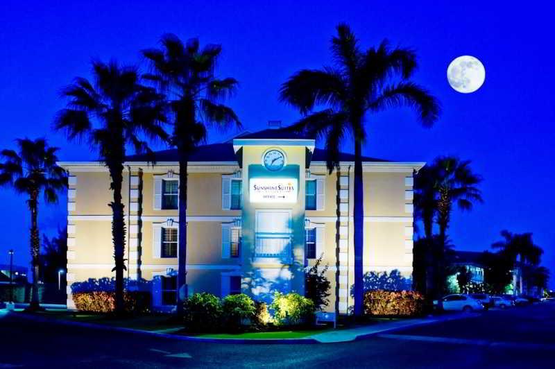 Sunshine Suites Resort West Bay Buitenkant foto