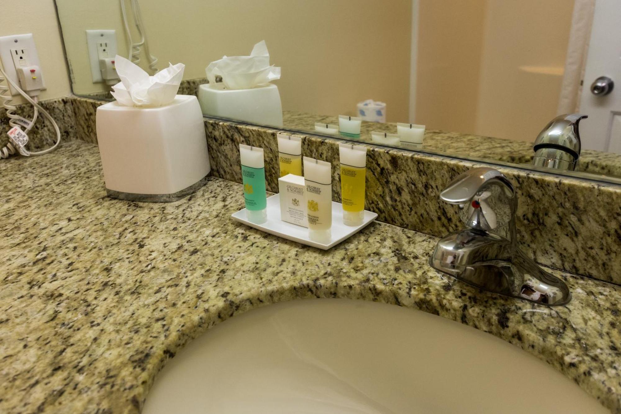 Sunshine Suites Resort West Bay Buitenkant foto