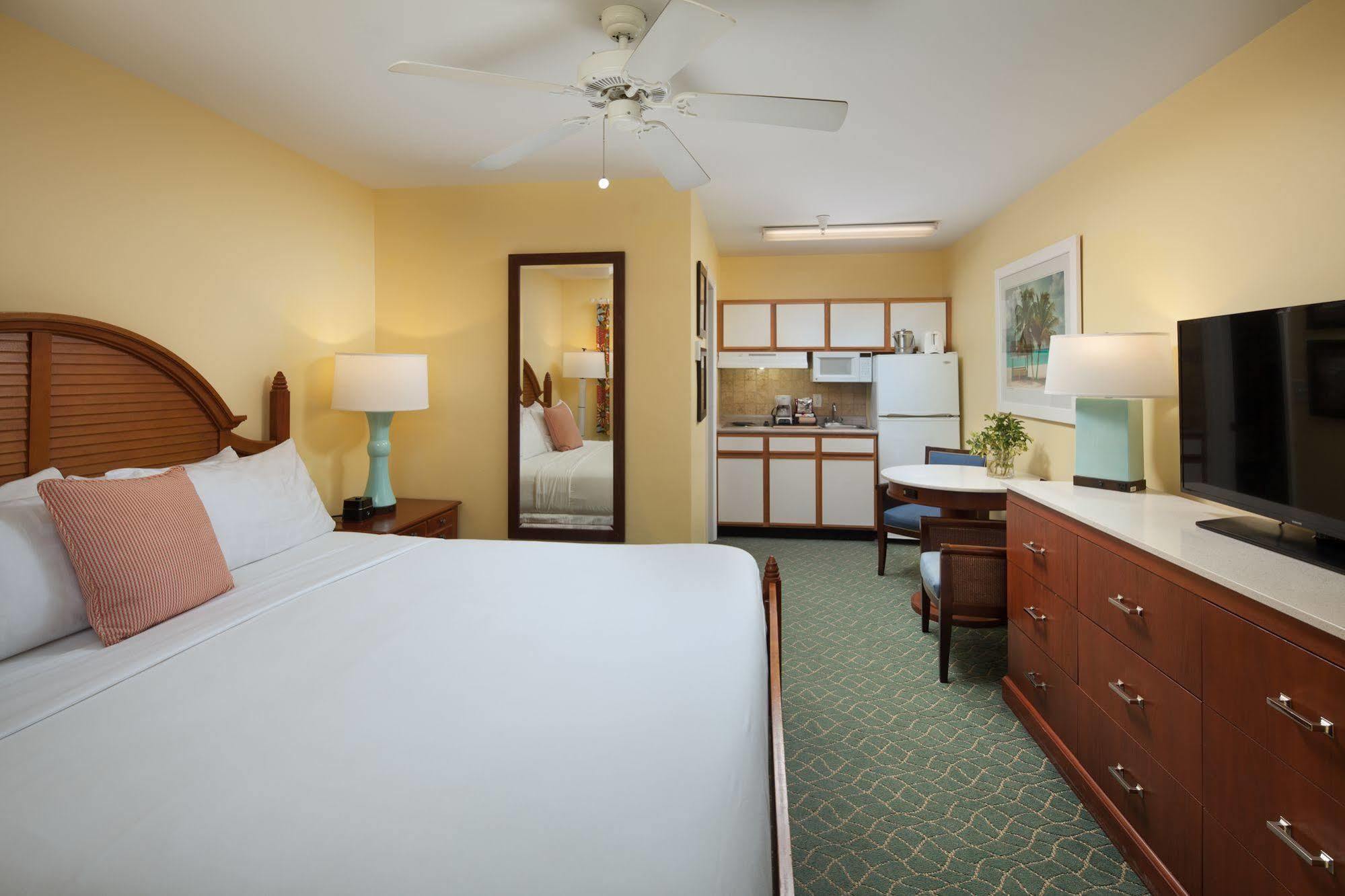 Sunshine Suites Resort West Bay Buitenkant foto